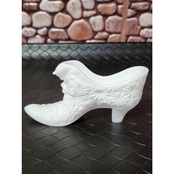 Fenton White Milk Glass Daisy and Button Cat-Head Shoe - Picture 6 of 9